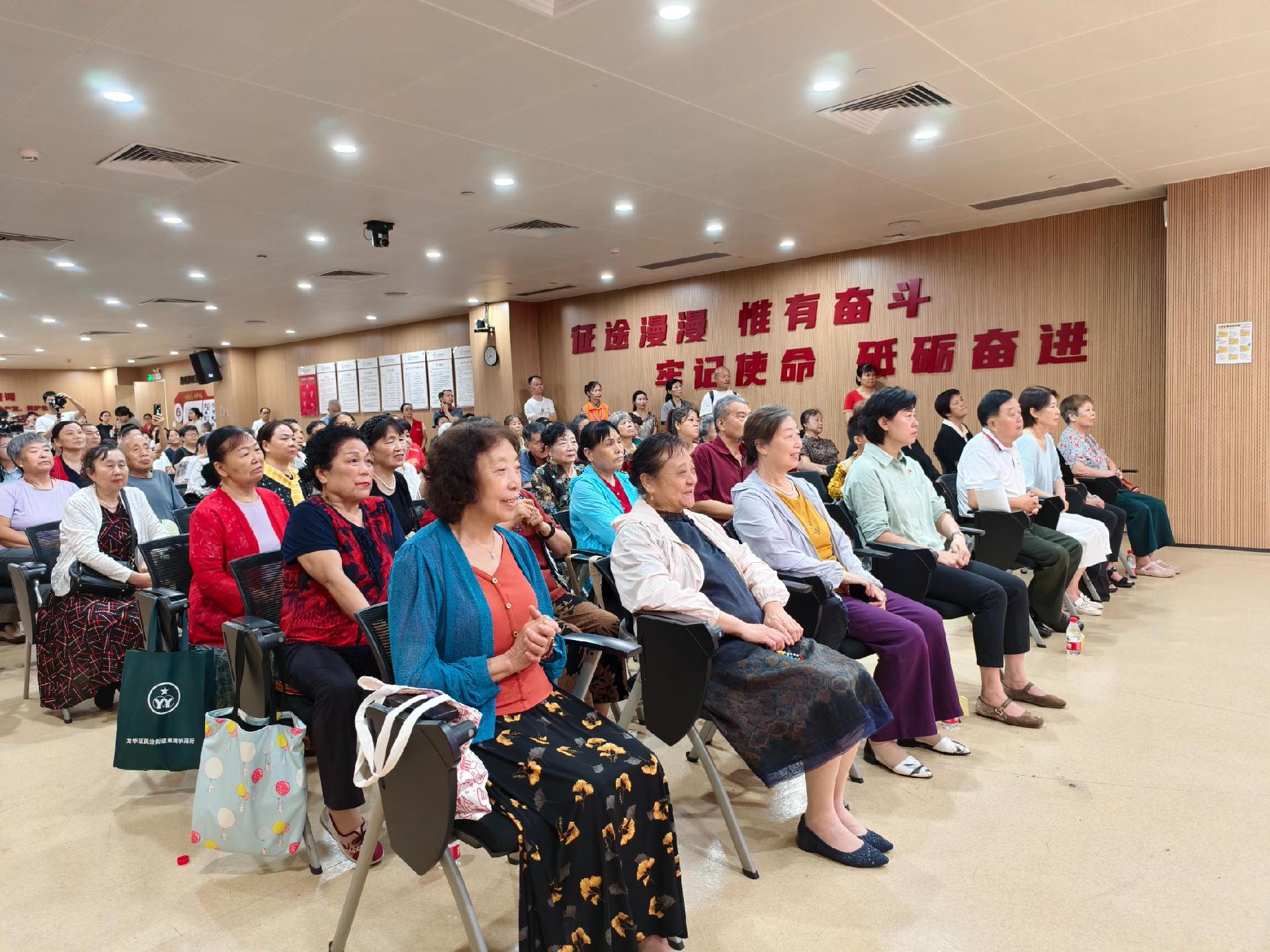 北站社区组织观看纪念抗战胜利80周年阅兵直播