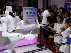 模型：变形的拉链，能测出机器人的“智商”——自变量王潜：改造“精密的废物”，须从“头”开始