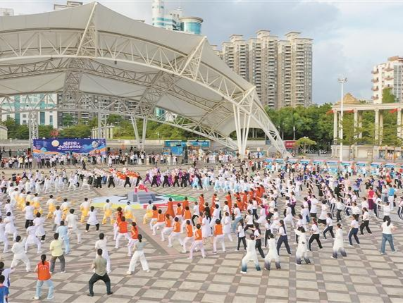 千人齐练八段锦！宝安这场游园会又掀起养生热潮