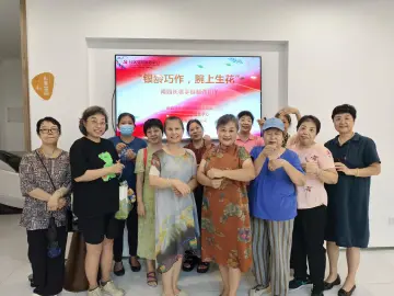 南园街道南园社区开展长者银饰手链制作活动