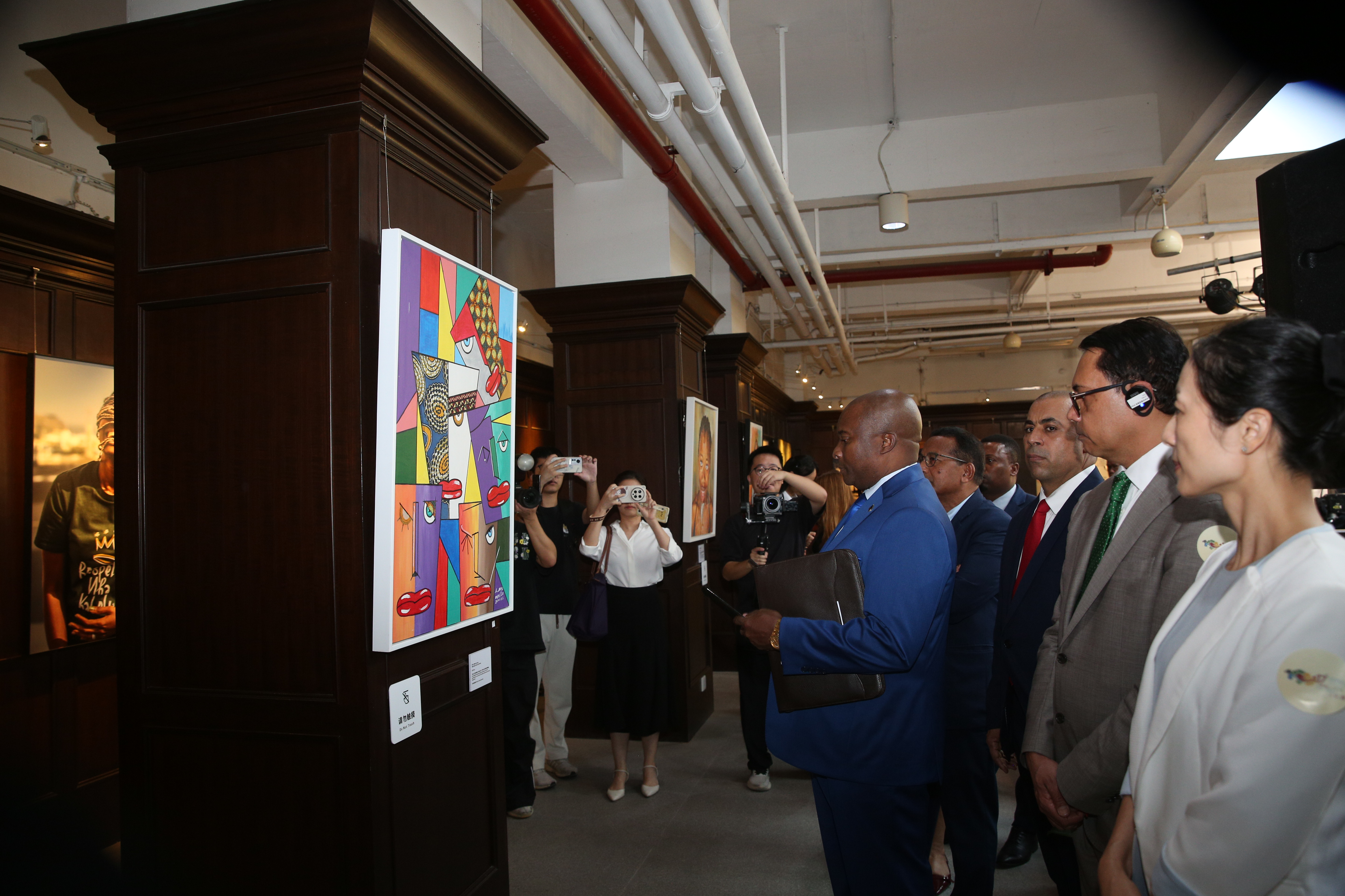 葡语国家艺术展在中山开幕，来自9国的27件作品展出