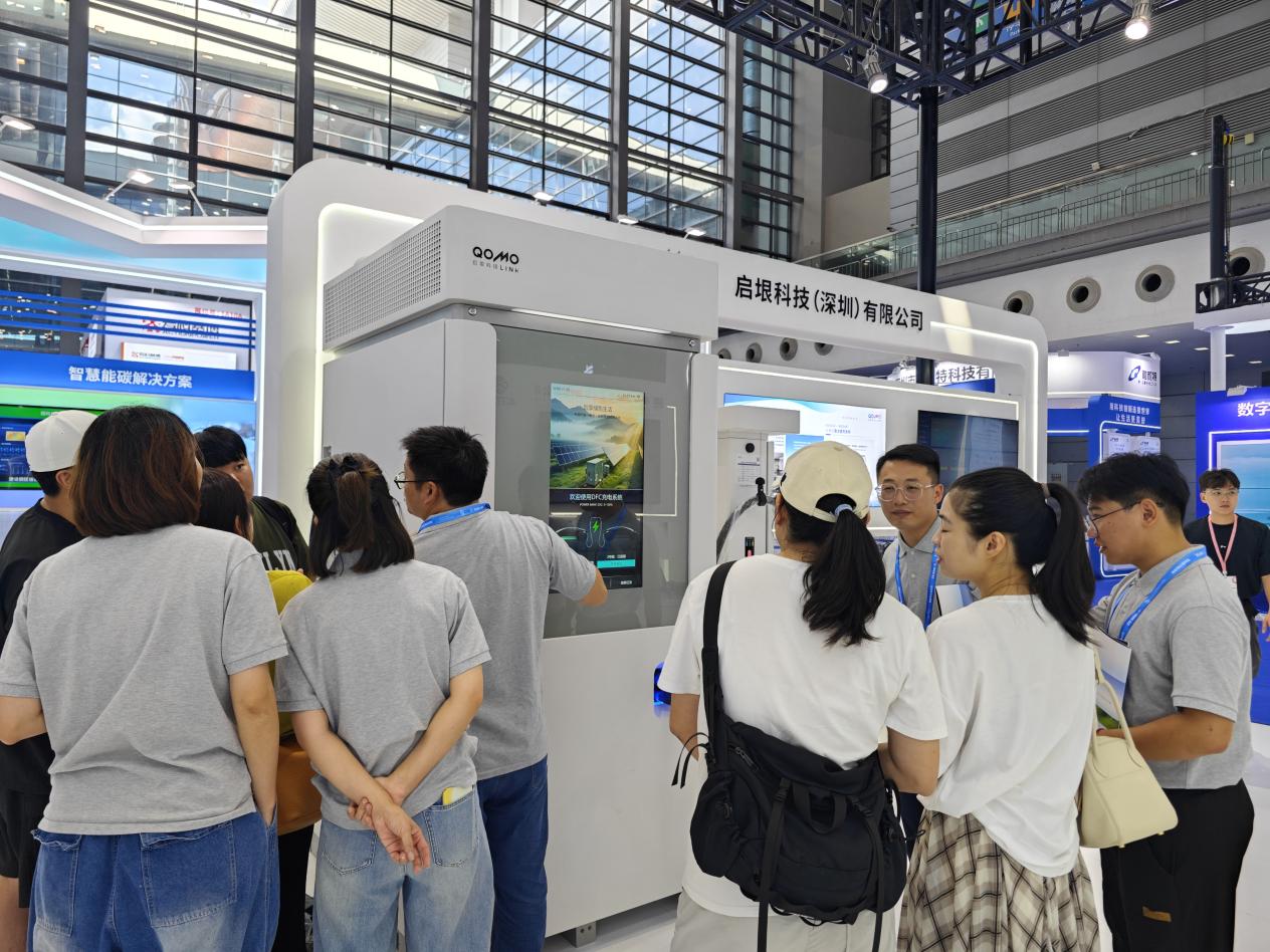启垠科技亮相2025国际数字能源展：光储充微电网产品备受关注