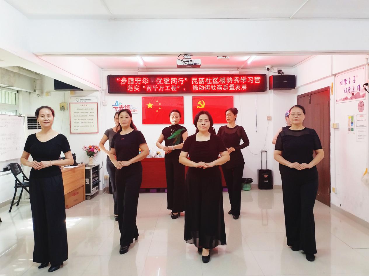 翠竹街道民新社区举办模特学习营