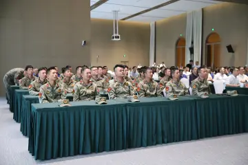 航城街道组织干部群众集中观看九三阅兵