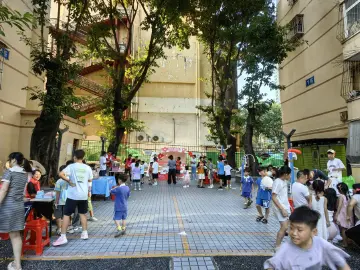 南园街道南园社区举办“五社联动，益企时光”公益市集活动