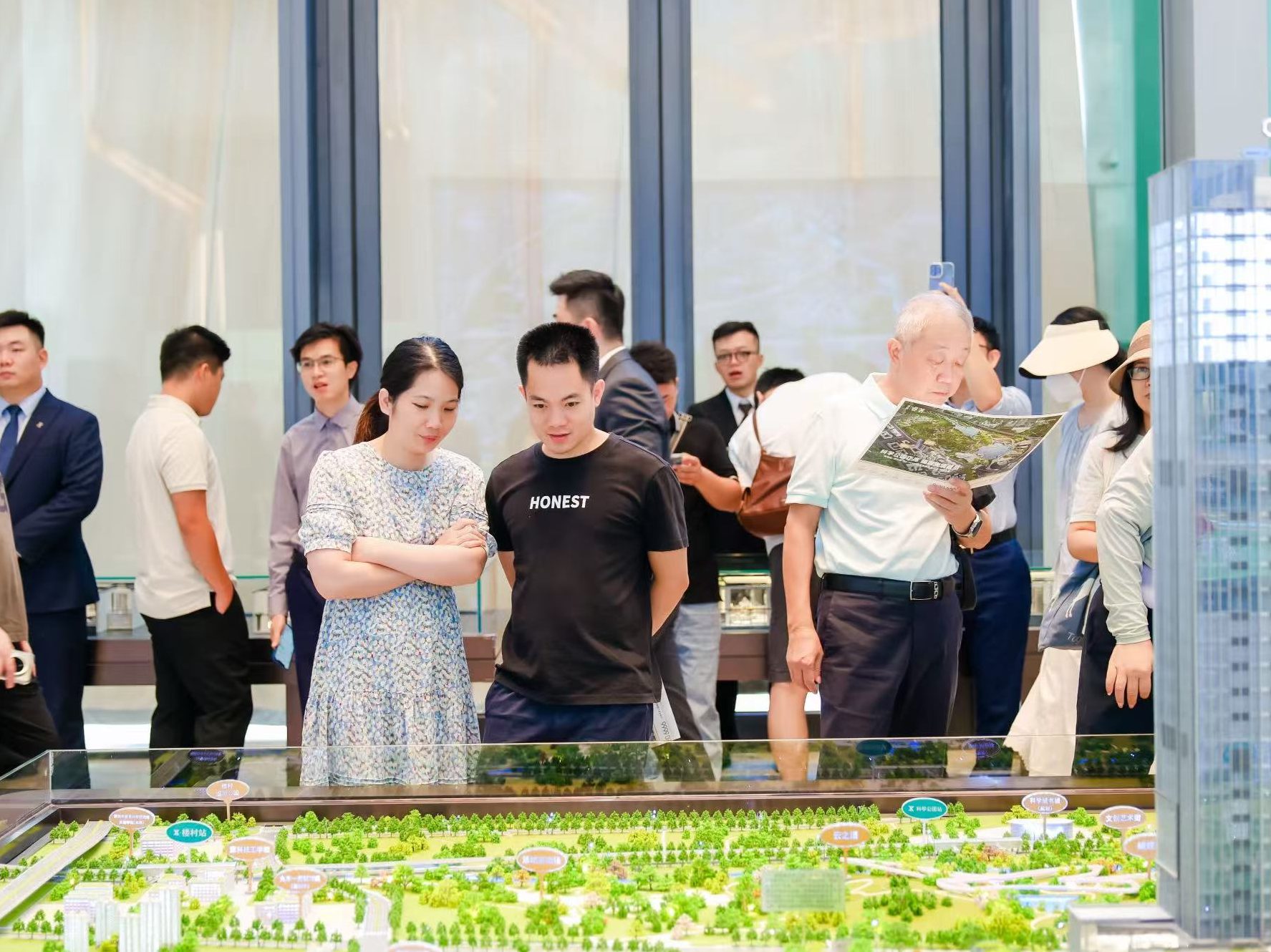 人气升温，跨城客户连夜来深购房！深圳楼市“新政”提振购房热情