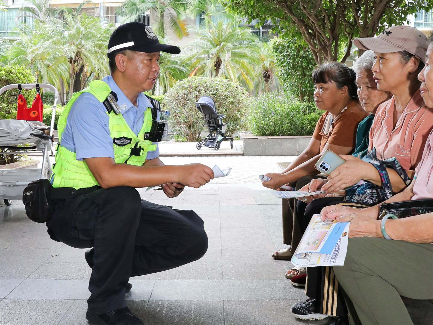 深圳福田社区民警用接地气的“微服务”，走进社区居民心坎里