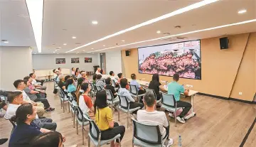 深圳广大党员干部群众通过各种形式观看阅兵盛况， “强大的国防是幸福生活的坚强后盾”