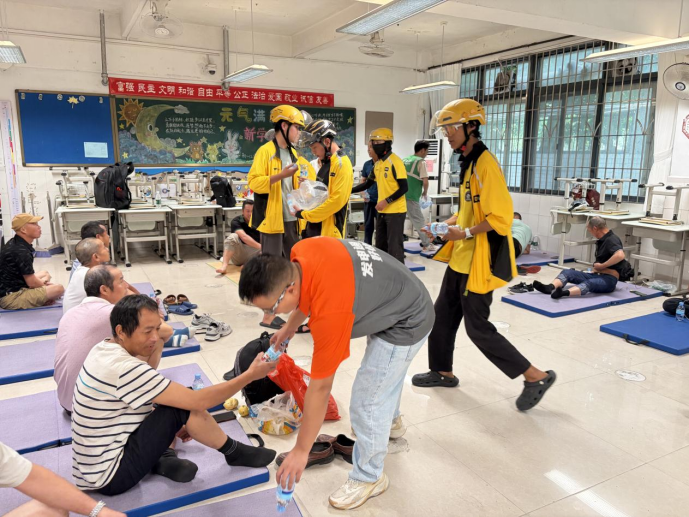 快递外卖小哥化身“流动哨兵”守护家园，温暖台风天