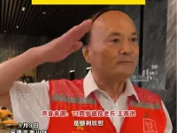 深圳退役军人观看阅兵激动不已 情到深处抬手敬礼