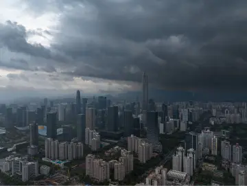 深圳市发布分区暴雨橙色预警信号,随着台风“桦加沙”逐渐靠近,风力有明显加强,切勿放松警惕!