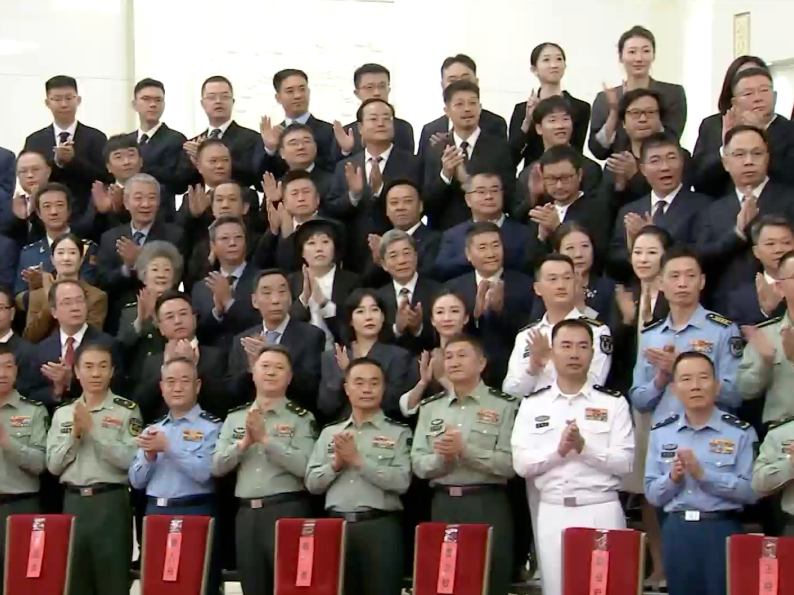 总书记接见九三纪念活动代表，深圳舞者常宏基在列