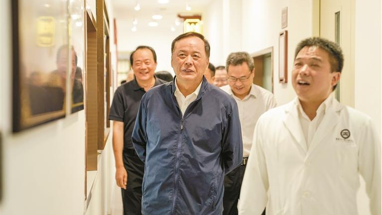 仝小林教授一行点赞宝安中医药传承创新探索