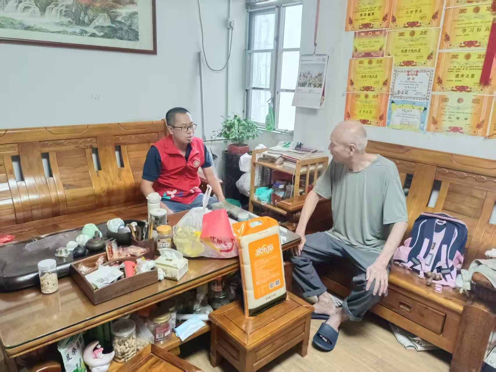 新安上川社区暖心走访老党员，筑牢防台风安全网