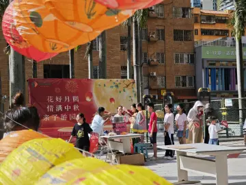 翠宁社区举办“花好月圆，情满中秋”亲子游园活动