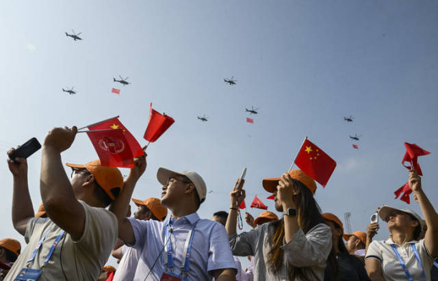 2025年9月3日，纪念中国人民抗日战争暨世界反法西斯战争胜利80周年大会在北京隆重举行。这是观众拍摄空中护旗梯队通过天安门广场。新华社记者 李安 摄