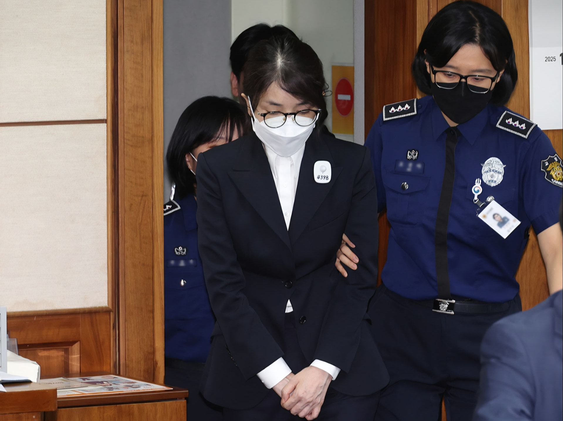 尹锡悦妻子金建希出席操纵股价案首次庭审