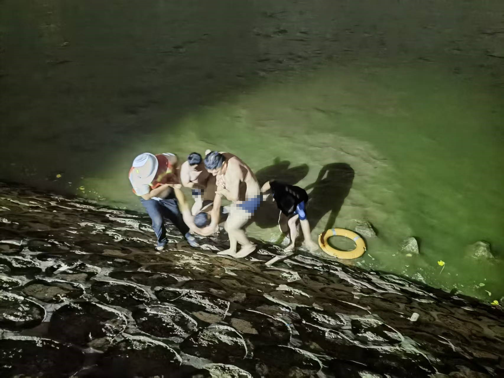 台风“桦加沙”夜袭，深圳光明公安极速救援溺水男子