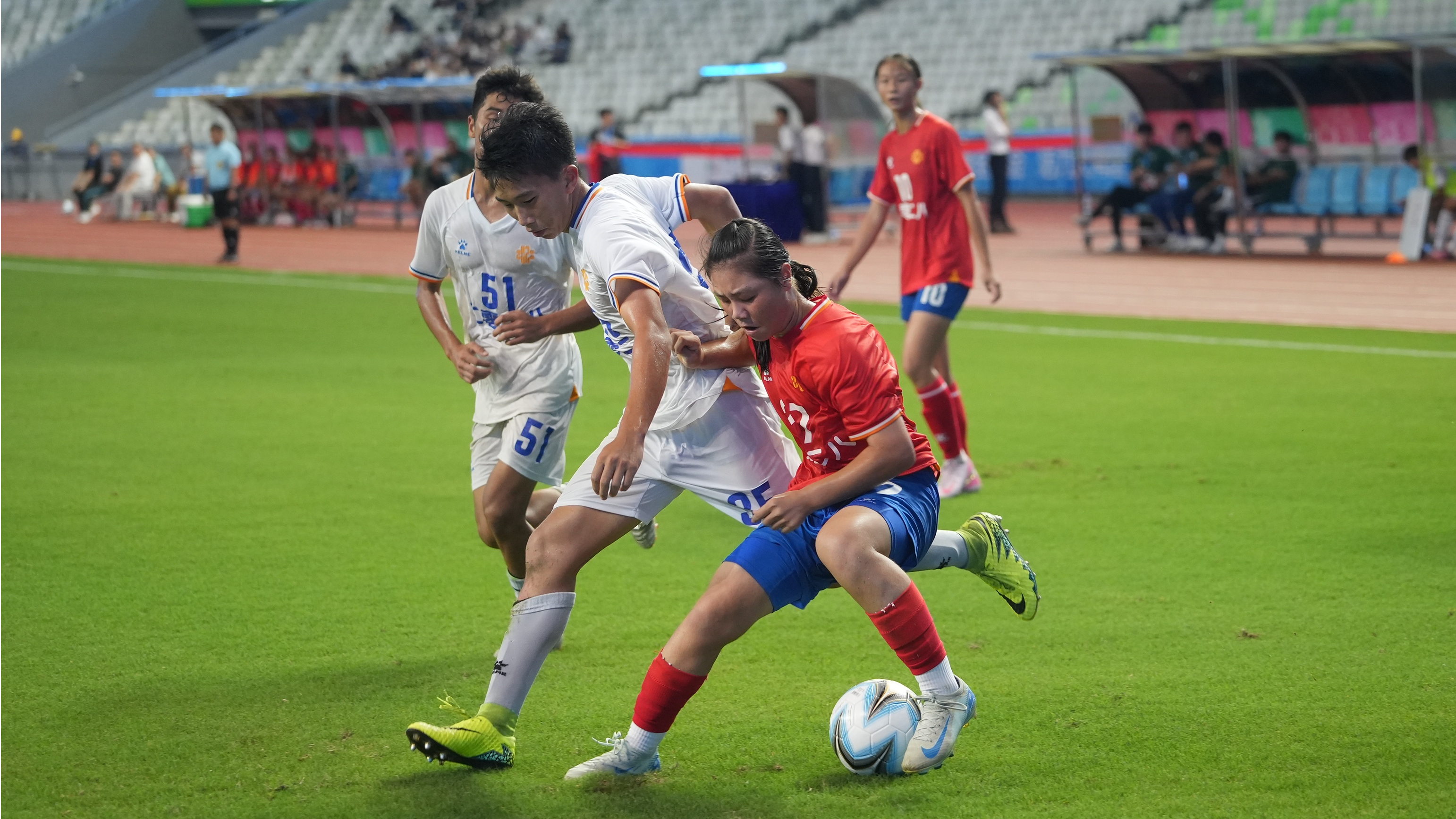 宝安女足三位全运会亚军现场喊话宝安体校教练“教师节快乐”