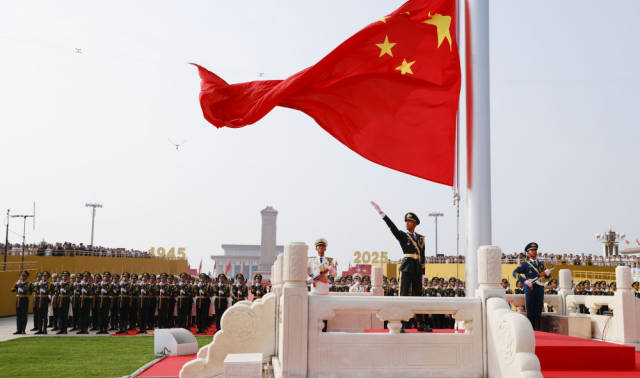 2025年9月3日，纪念中国人民抗日战争暨世界反法西斯战争胜利80周年大会在北京隆重举行。这是天安门广场举行隆重的升国旗仪式。新华社记者 费茂华 摄