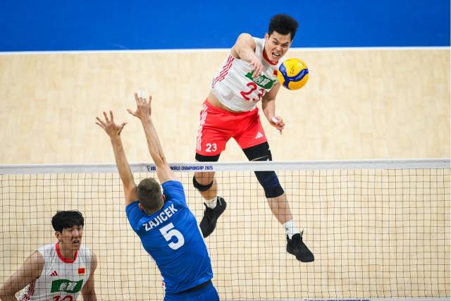 王滨在比赛中进攻。