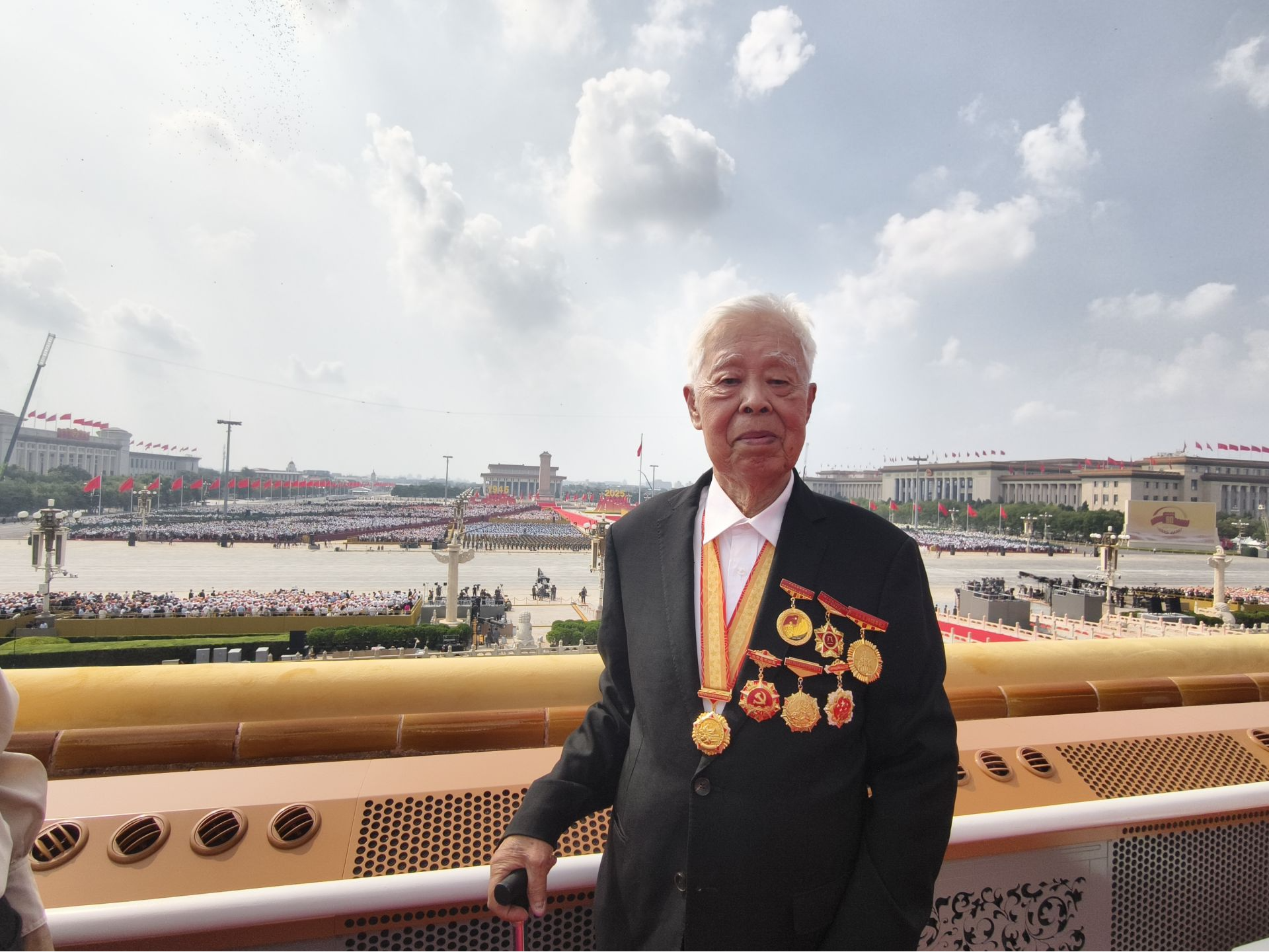 总书记握着深圳老战士罗竞辉的手，说了三个字！深圳特区报记者连线“老英雄”