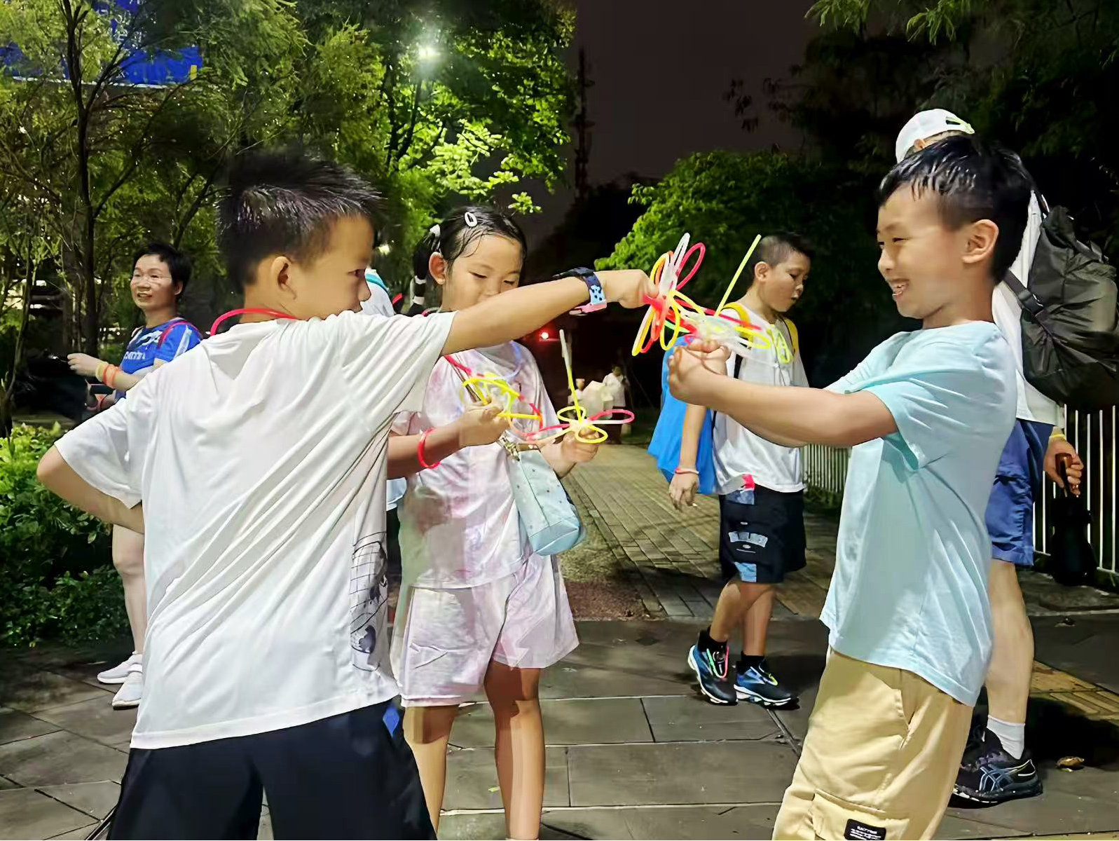 荧光徒步点亮幸福夜途