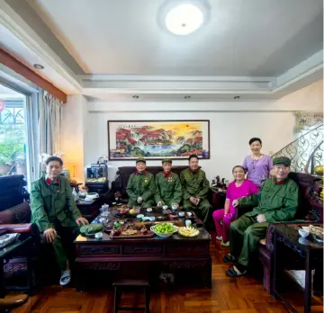 翠竹街道退役军人共看九三阅兵，重温军魂初心