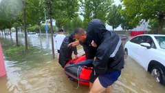 河南许昌：暴雨中的暖心守护 消防员为患者开辟“安全通道”