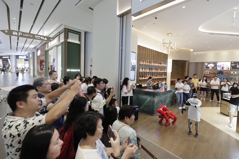 深圳市内免税店机器人表演吸引市民关注