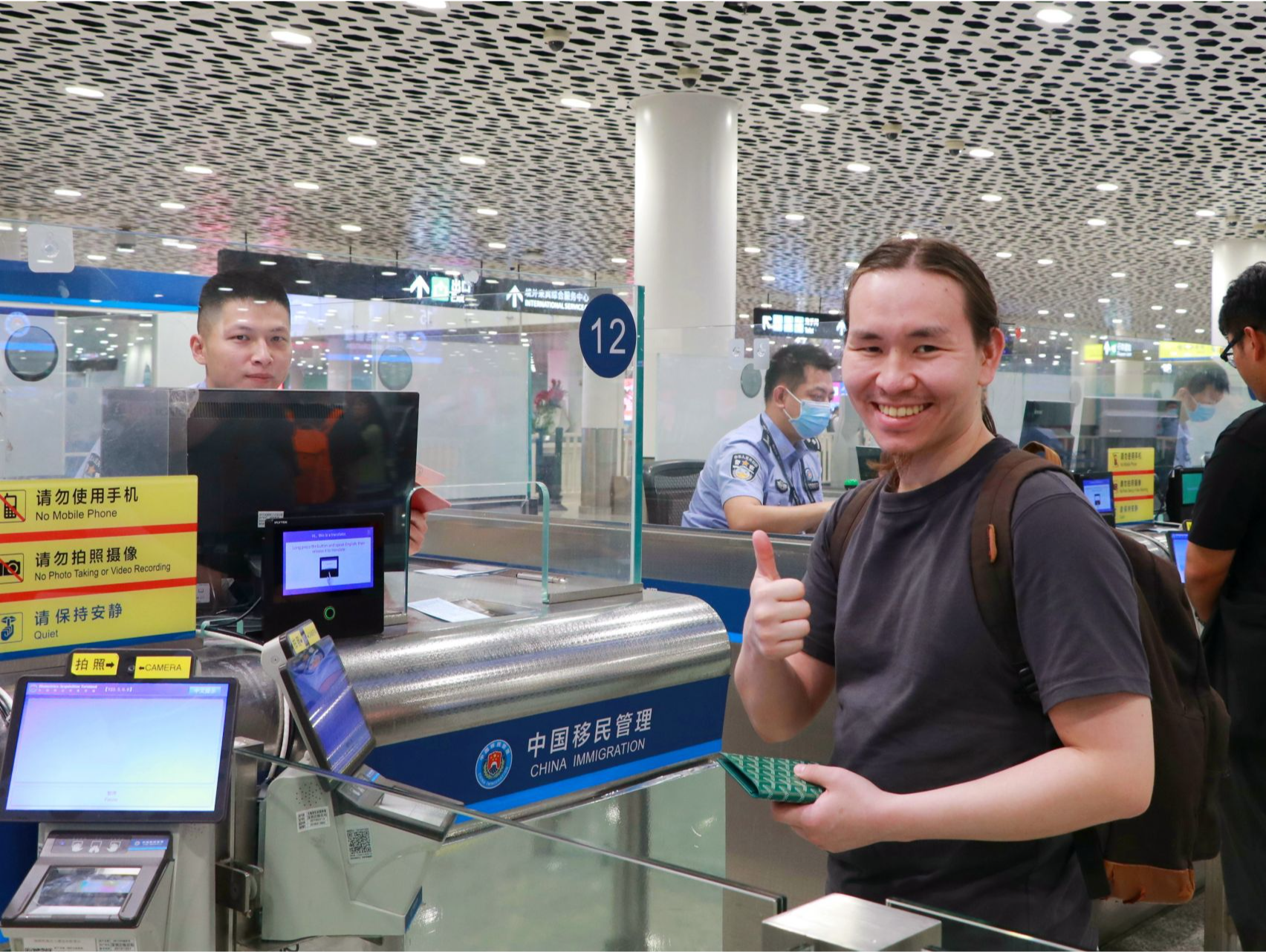 中国对俄试行免签 深圳机场口岸迎来首位俄罗斯旅客