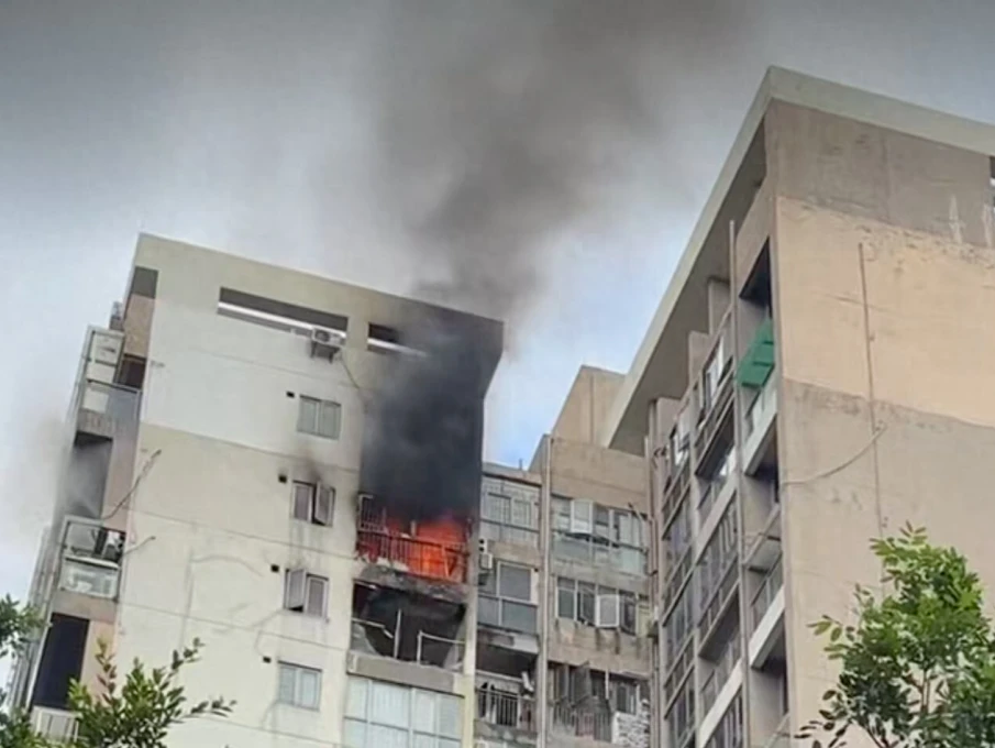 深圳龙华区一住宅突发火情，现场浓烟滚滚，消防通报→