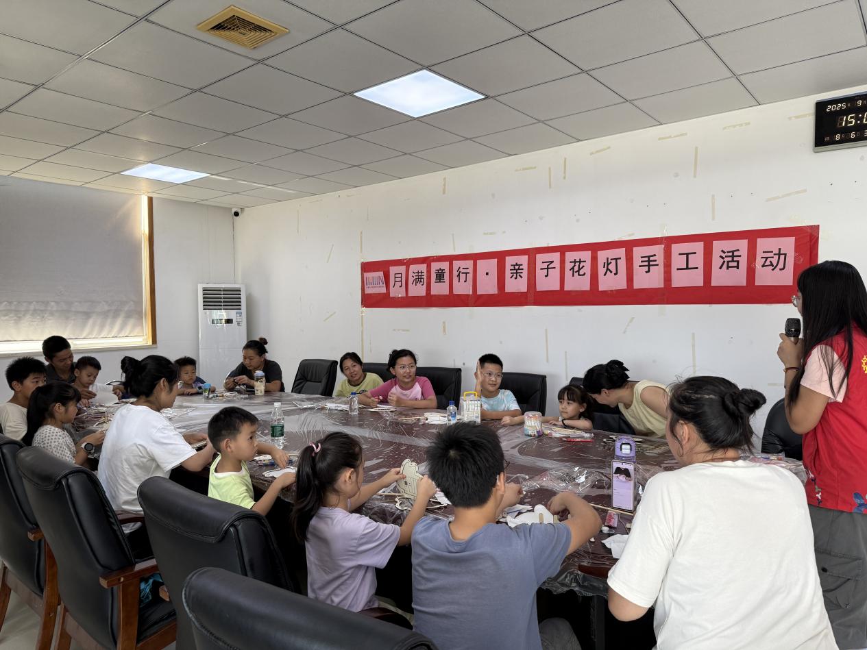 西丽街道石壁龙社区开展“月满童行”亲子花灯手工活动