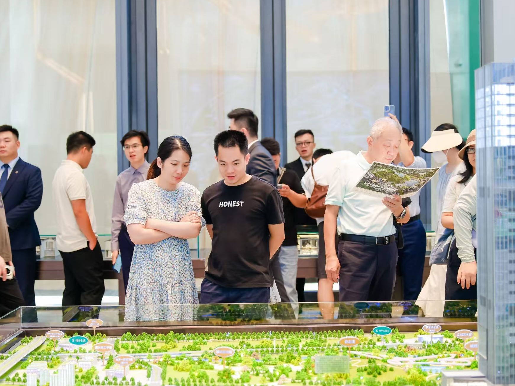 人气升温，改善型住房需求增多！深圳楼市“新政”提振购房热情