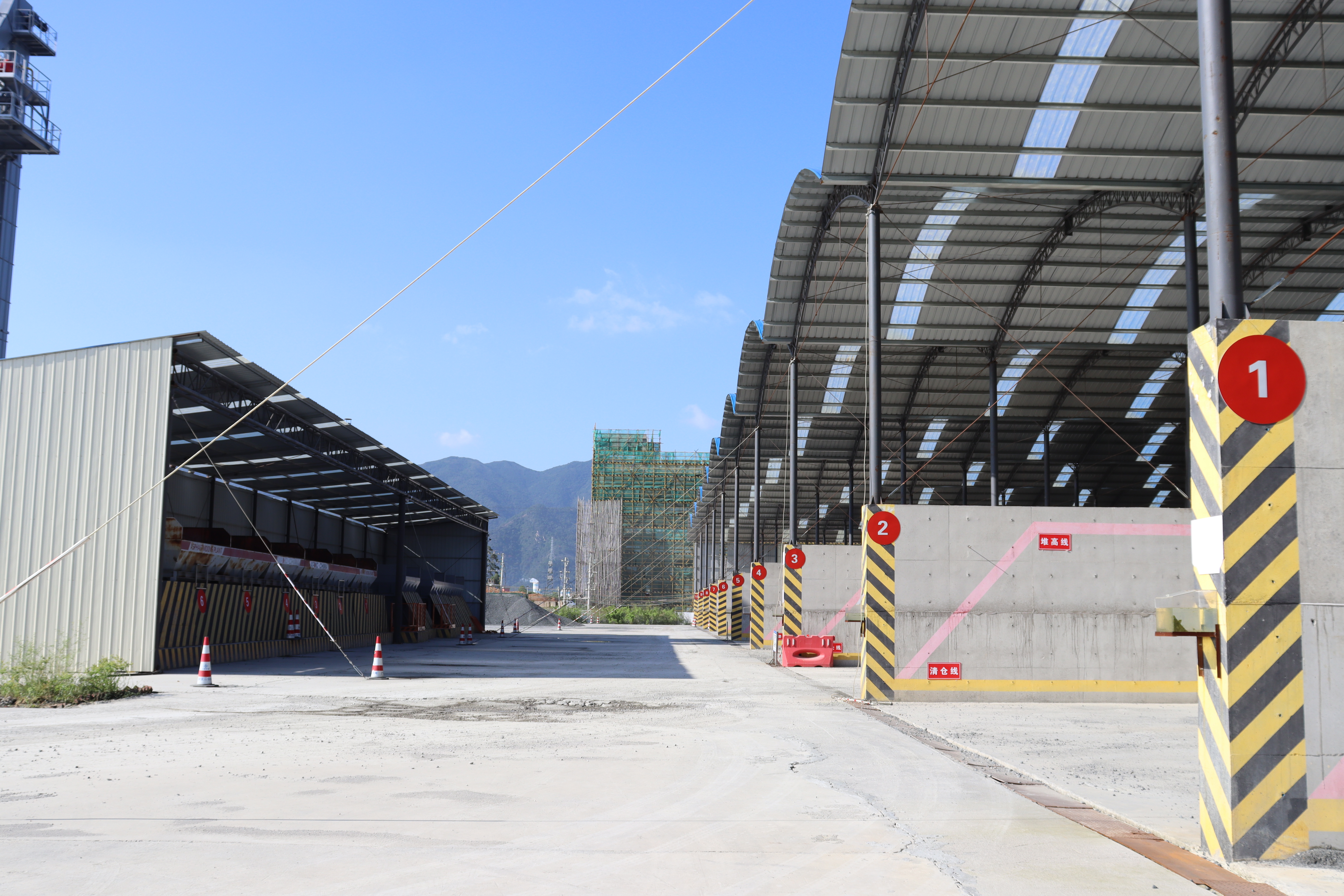 设备“趴臂”、“抱梁”加固……广云、广肇改扩建项目全力迎战超强台风“桦加沙”