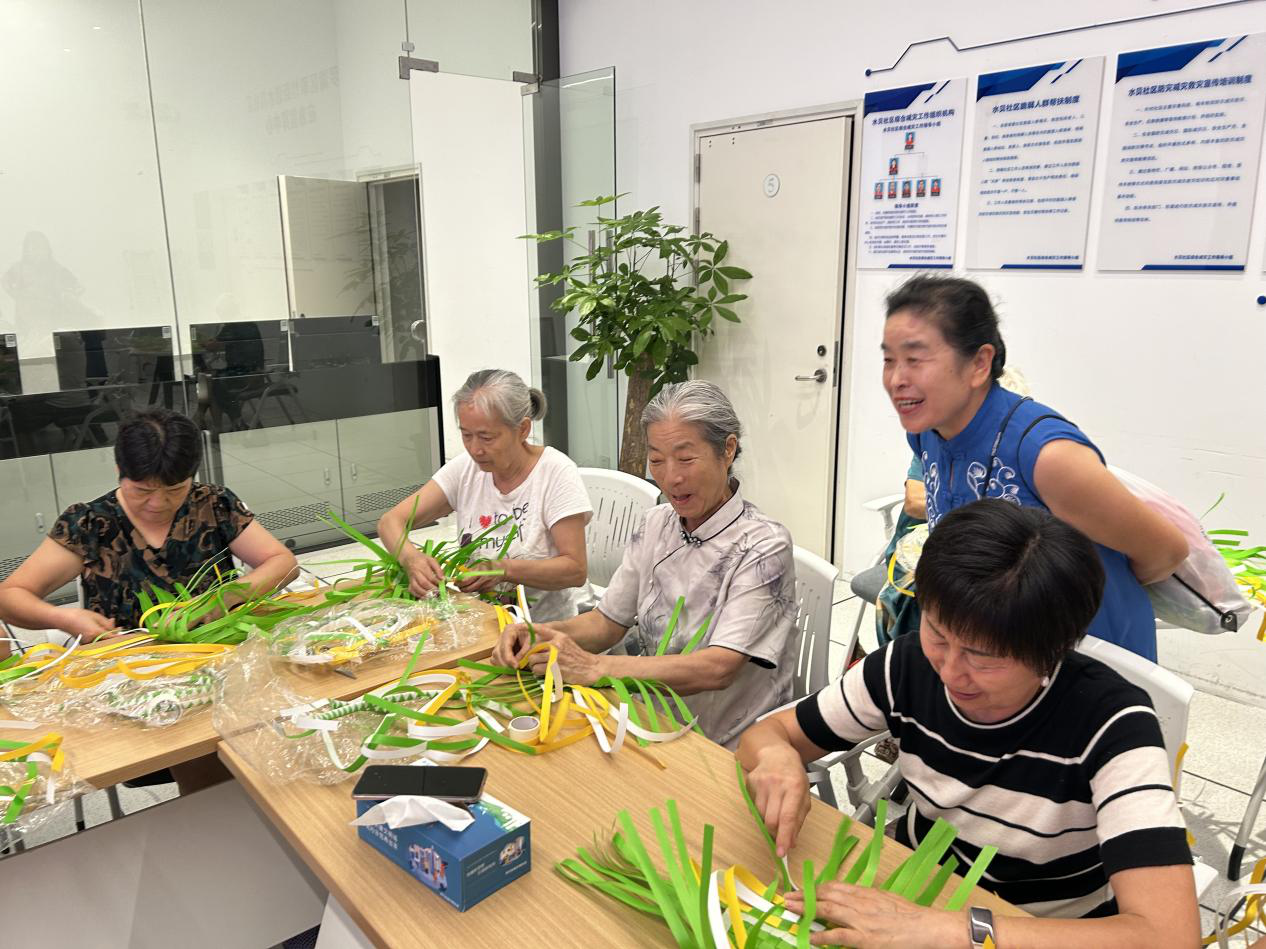 水贝社区开展长者手工编织DIY活动