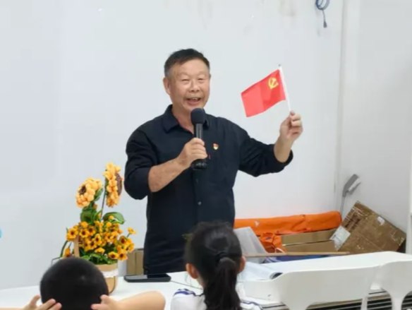 星海名城社区“五老”走进校园，为学子讲述党史课