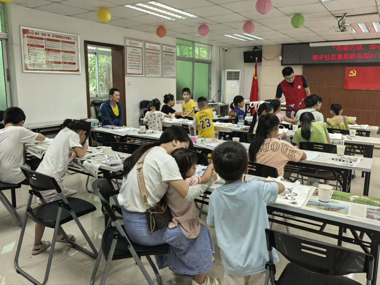 翠平社区：DIY涂鸦伴童趣，多元活动搭建儿童交流平台