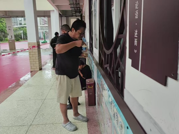 双向奔赴！担心弄脏教室，避难工友坚持站在走廊用餐