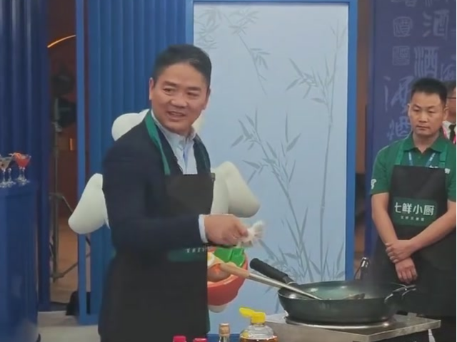 刘强东直播炒菜，喊话王兴：企业家不应变成仇人
