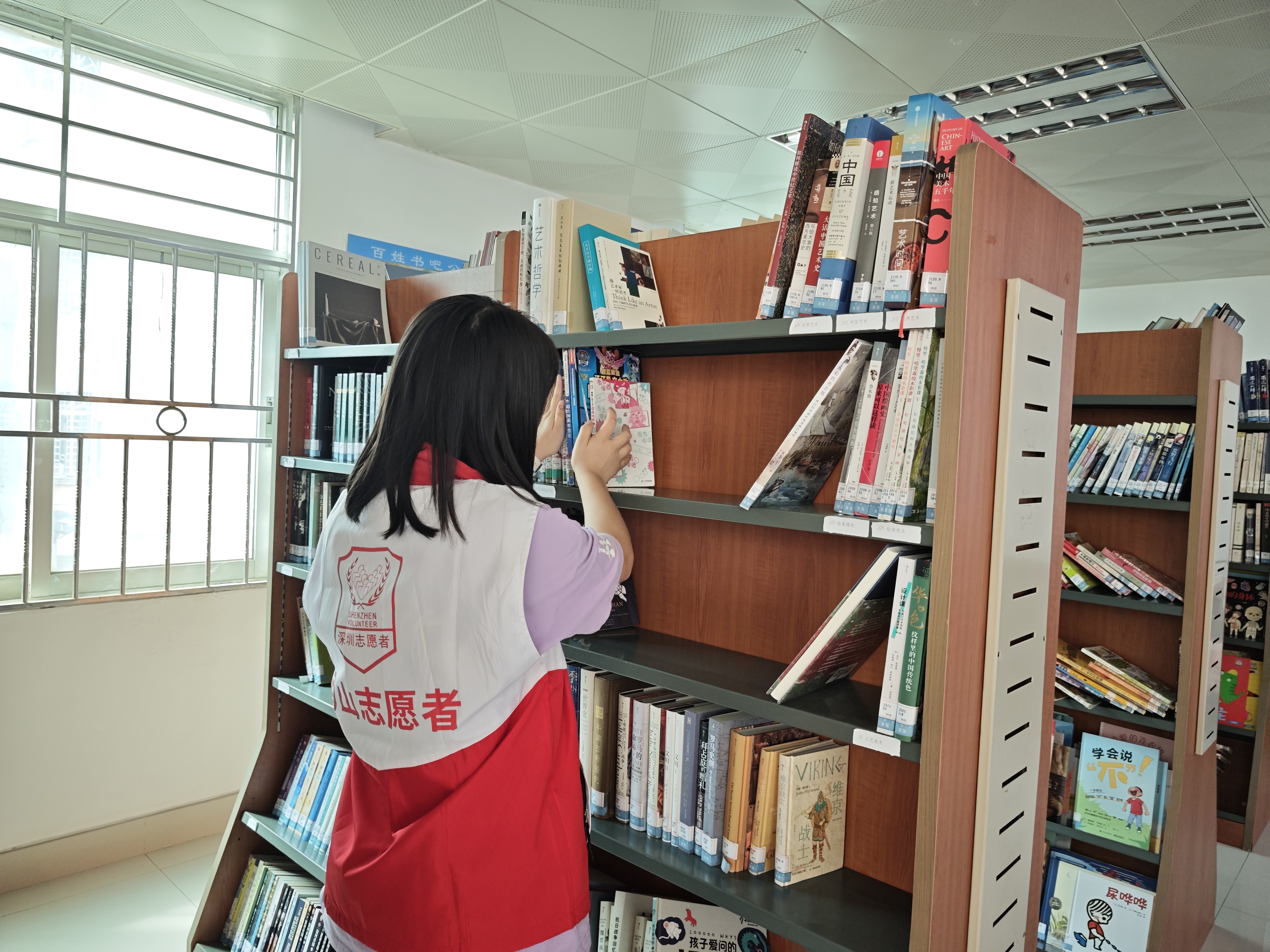 西丽街道新围社区开展社区图书馆志愿服务