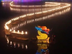 秀我中国｜水上板板龙灯首秀澧水，500米“金龙”点亮非遗新姿