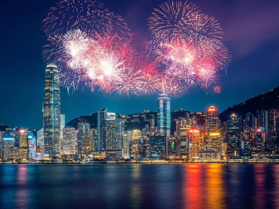 10月1日香港维港将举行烟花汇演，市民可半价看电影 