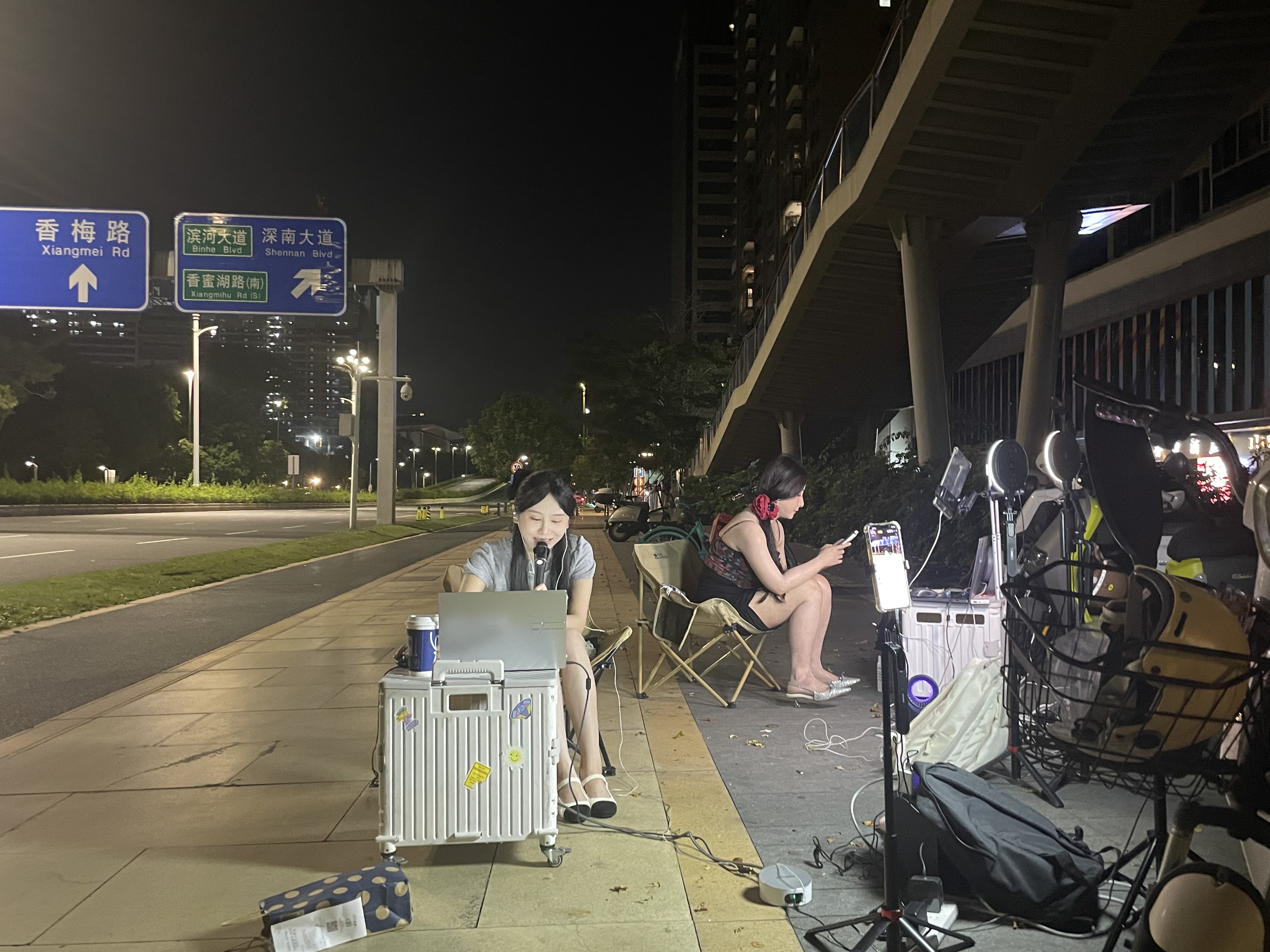深夜路边唱歌的女主播月入过万，特别喜欢深圳的安全和包容