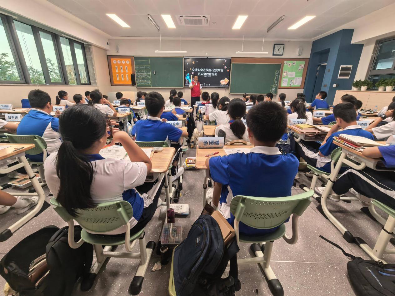 上学路上一定注意安全！深巴集团宝安车队送课进校园