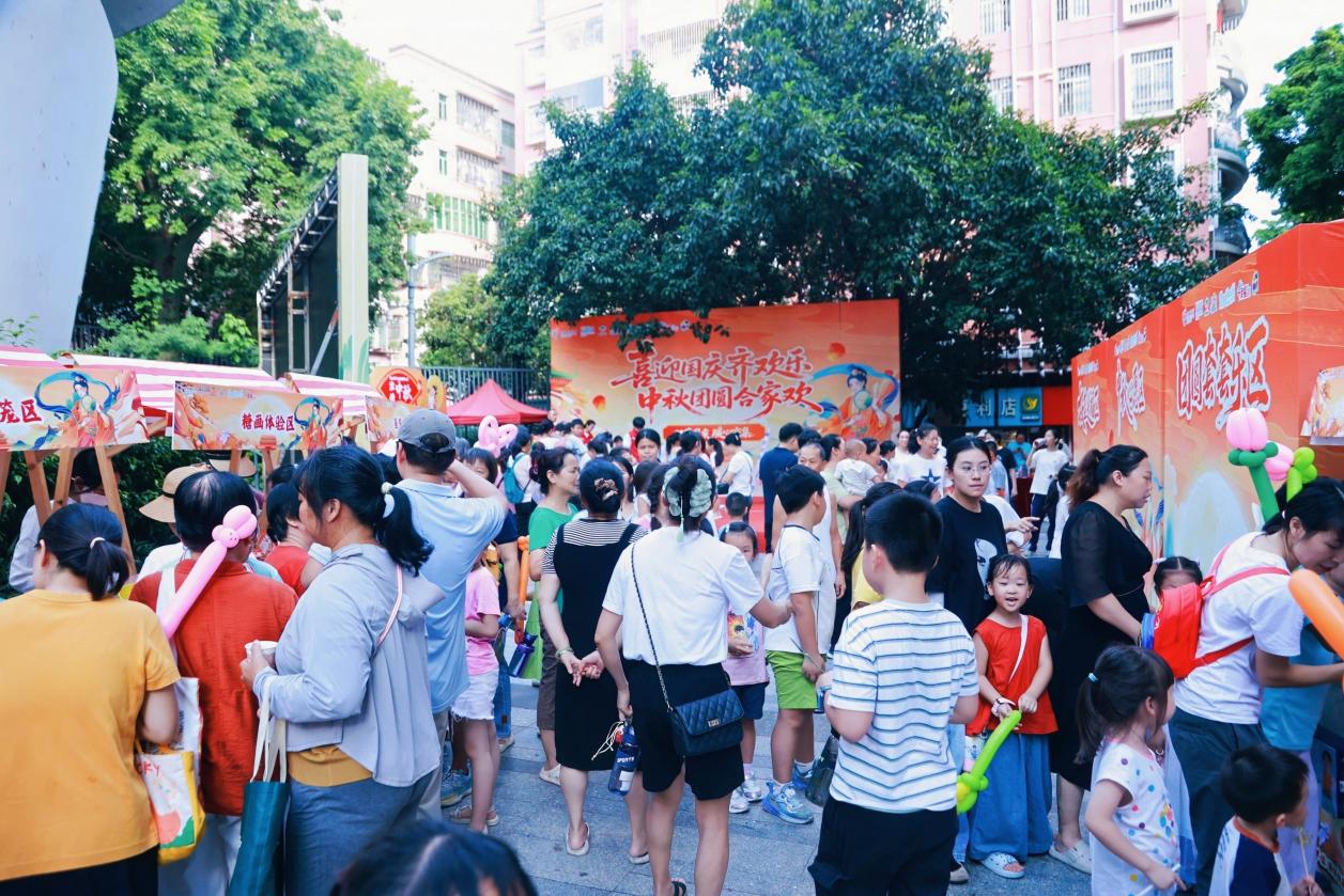 围仔社区双节暖心市集火热开启，邻里相亲共筑友爱家园