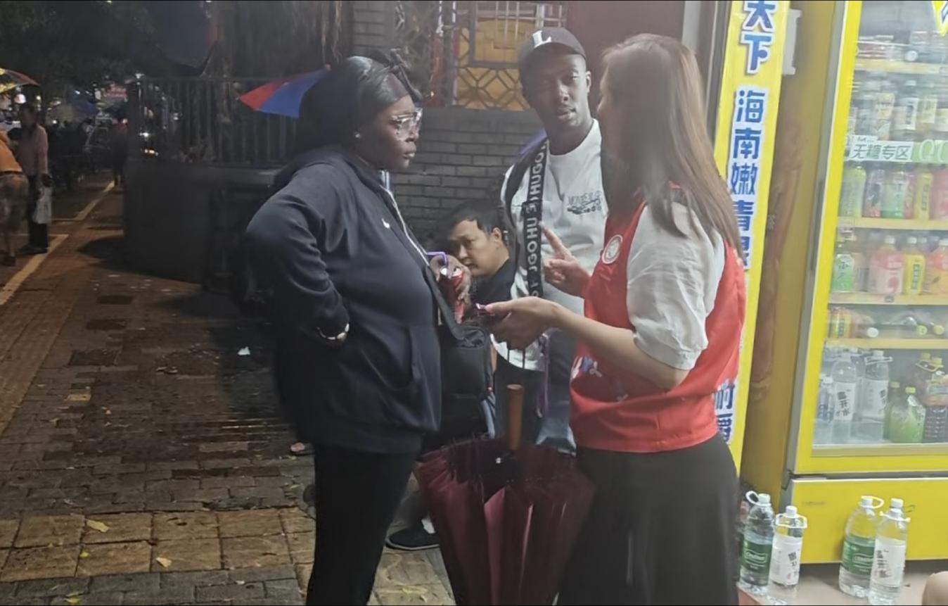 “Can I help you?”南园街道社区工作者助国际友人走出“风中囧途”