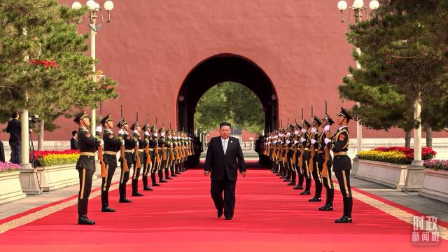 △9月3日上午，金正恩抵达端门外广场参加迎宾仪式。（总台央视记者李增仁拍摄）