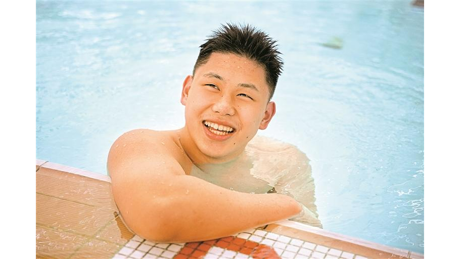 水中重生，以坚韧击浪志夺金！宝安帅小伙逐浪残特奥会