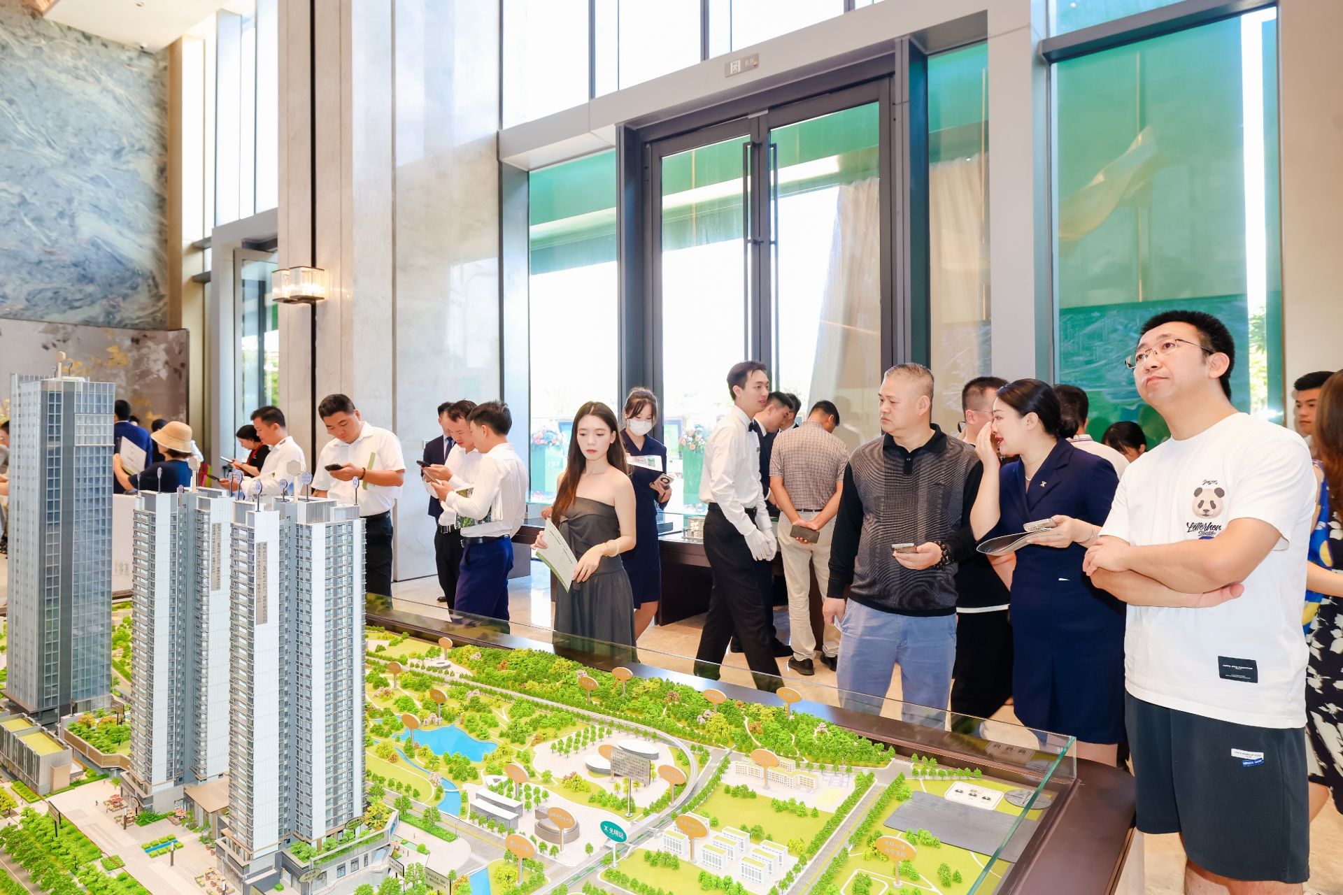 深圳楼市“新政”首个周末市场热度飙升，购房者连夜行动